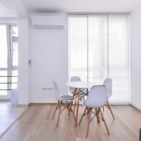 Cinecitta - One Bedroom Lion's Bridge Apartment *