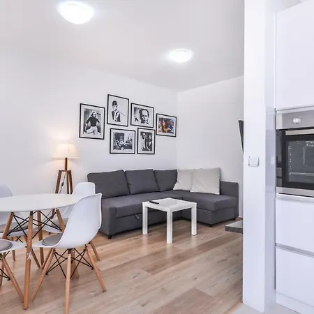 Cinecitta - One Bedroom Lion's Bridge Apartment *