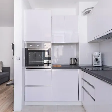 Cinecitta - One Bedroom Lion's Bridge Apartment