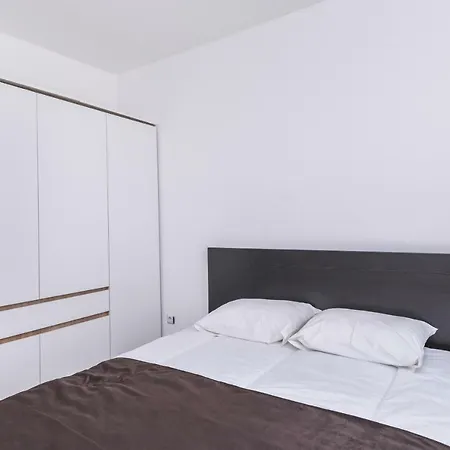 Cinecitta - One Bedroom Lion's Bridge