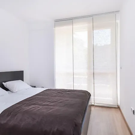 Cinecitta - One Bedroom Lion's Bridge